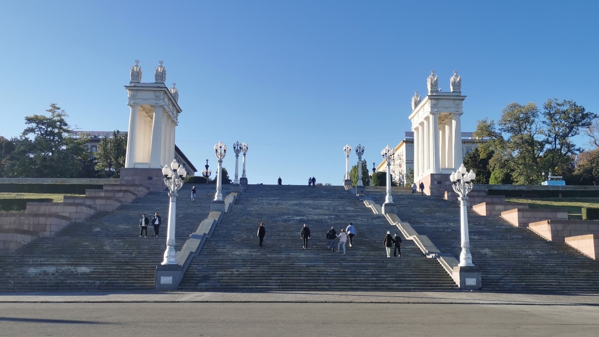 Лестница на набережной в Волгограде.