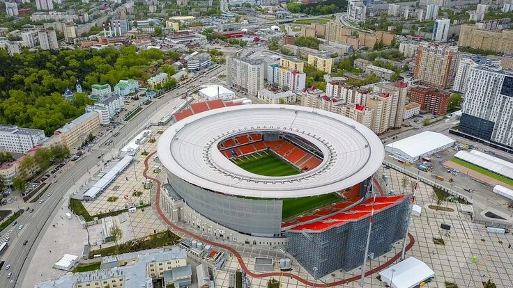 Счастливым городом для Вадима Валентиновича  Екатеринбург я не назову. А вот голообильным городом - назову!