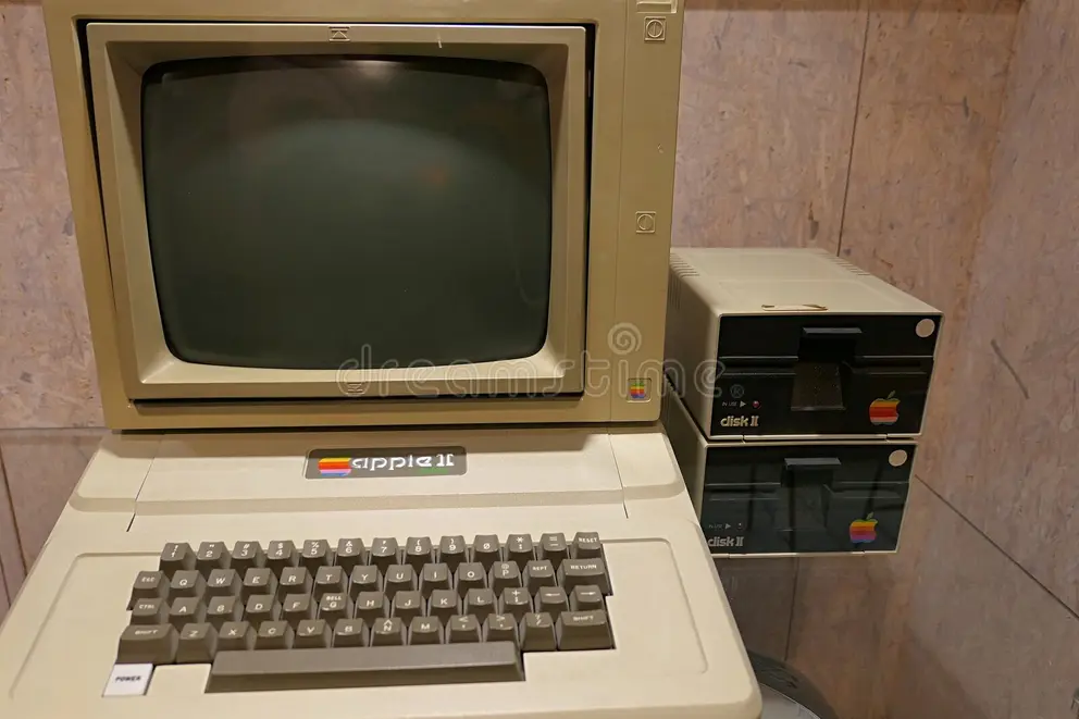 Техника Apple начала 1980-х годов выглядела как-то так, если вдруг забыли. Источник: https://www.dreamstime.com/
