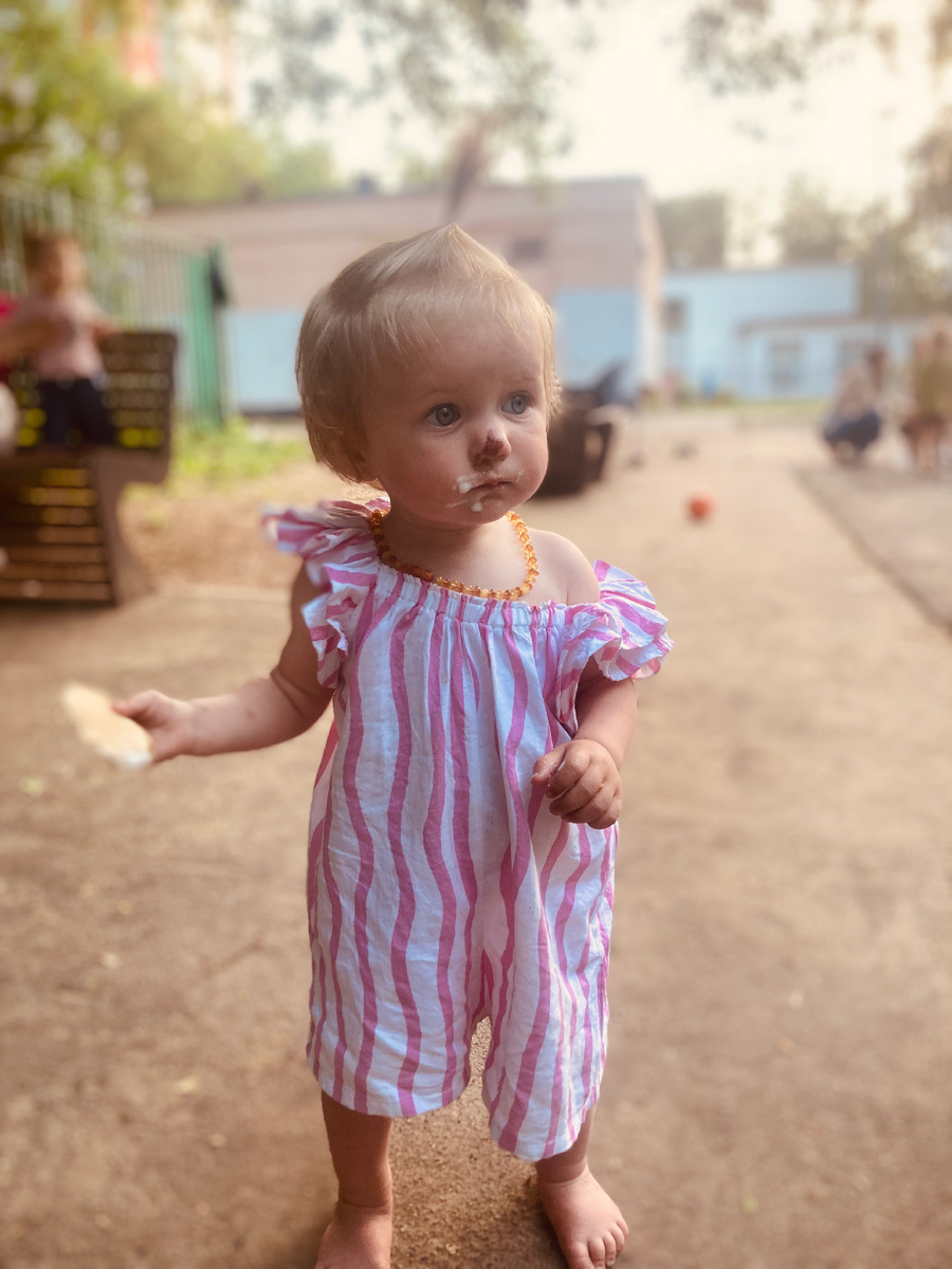 Летний пупс похож на Фунтика😂 Нос битый. Упала с лестницы на горке 