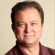     Игорь Моржаретто Автоэксперт Комментарий эксперта: Мелкие компании уходят из-за утильсбора. Если продажи менее 1000 машин в год — смысла работать нет. Kaiyi за пять лет продал 20 000 машин — это ни о чём. Крупные же бренды уходят хитро — под видом российской сборки. Solaris — это по сути JAECOO, «Москвич 3» — тоже JAECOO, «Волга» — Geely. Chery уже собирают в Калуге под брендом Tenet. Это просто перемена бренда, машина остаётся хорошо раскрученной и популярной.А аналитик автомобильного рынка Антон Ануфриев призывает вовсе не верить заголовкам про «бегство»: