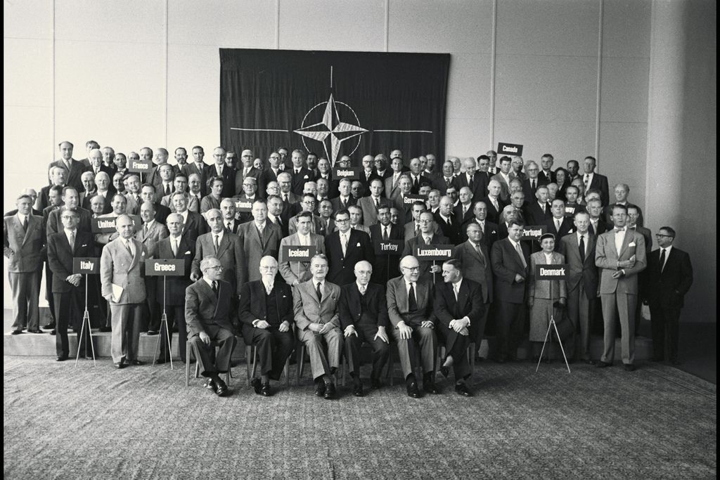 Первое заседание НАТО 4 апреля 1949 года. Тогда в блок вошли 12 стран