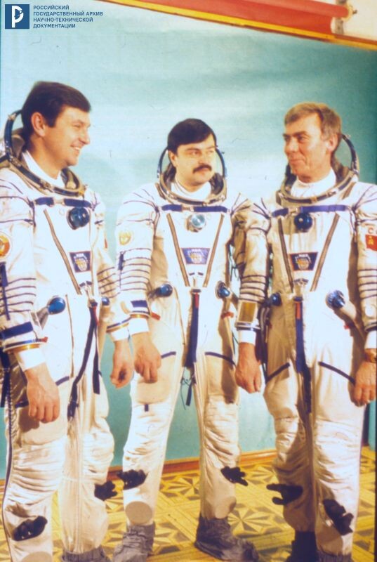 Экипаж космического корабля "Союз ТМ-4" - космонавты В.Г. Титов, М.Х. Манаров и А.С. Левченко. Звездный городок, 1987 г. РГАНТД. Арх. № Д0-1876 цв.