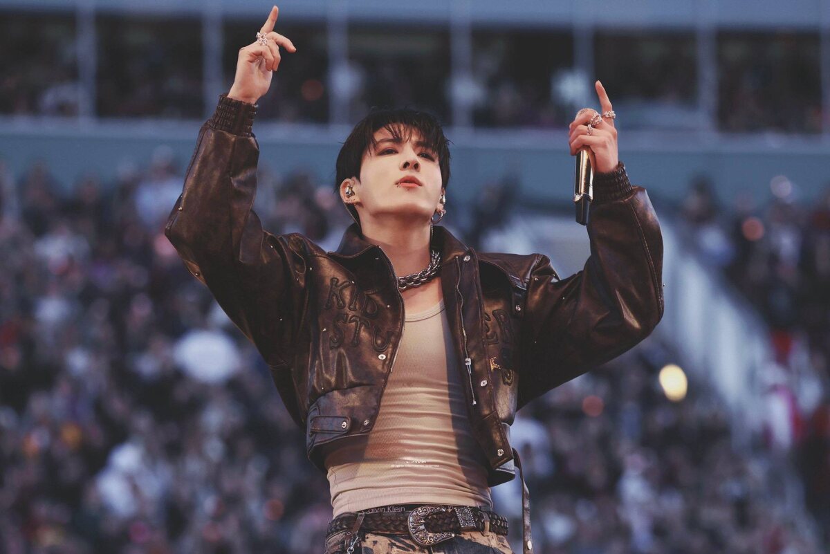 #Чонгук занял первую строчку в рейтинге 2024 Billboard K-Pop Artist 100 и был включен в список Величайших поп-звезд 2023 года (Staff List) по версии Billboard.