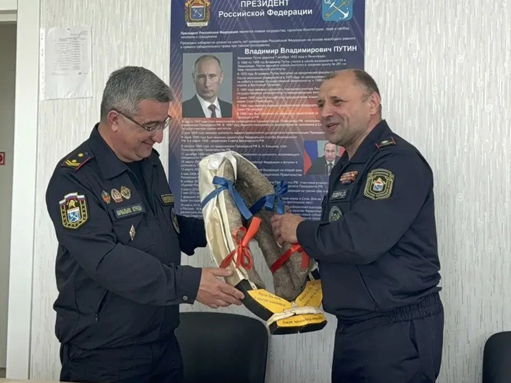     В гатчинском отряде Леноблпожспаса назначили нового начальника и вручили ему... хомут. Фото: пресс-служба ГКУ «Леноблпожспас».