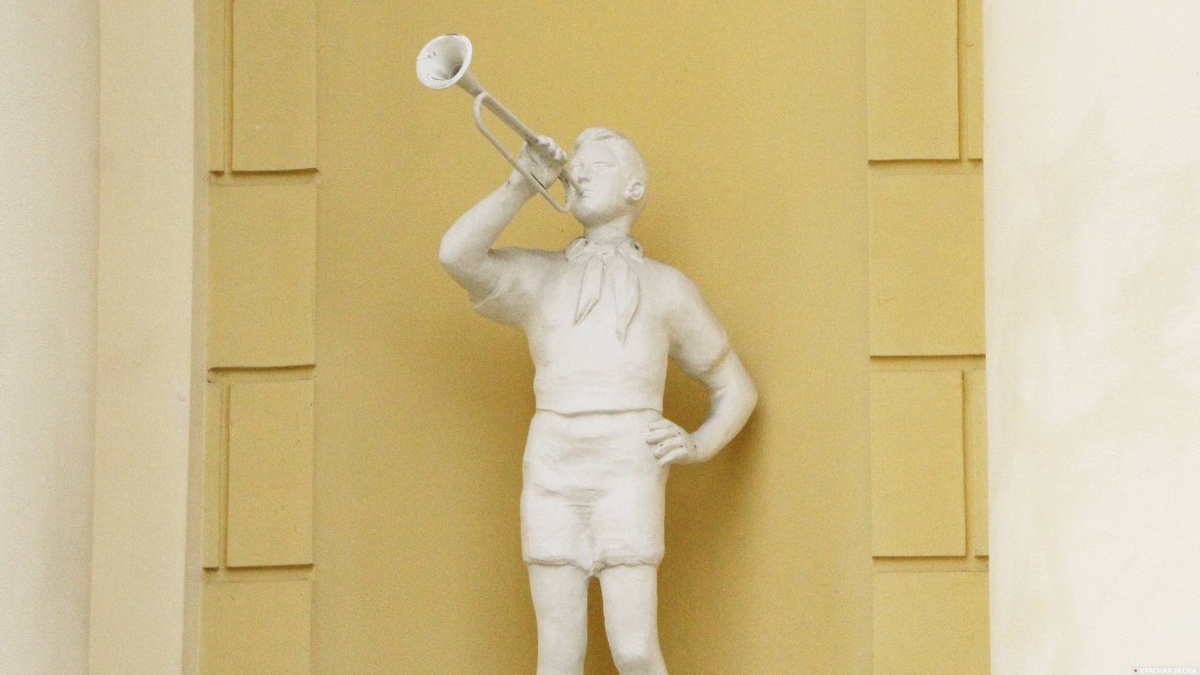     Пионер с горном   
Константин Ерёмин © ИА Красная Весна
