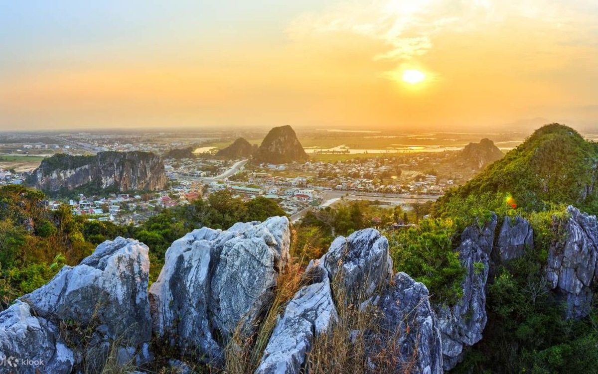 Этот потрясающий вид открывается с вершины Мраморных гор (Marble Mountains) в Дананге