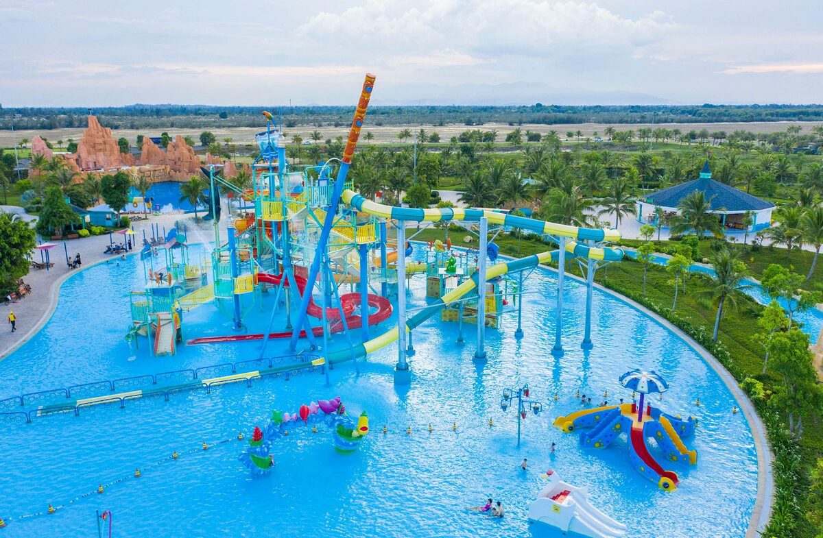 Водная зона парка — Аквапарк (Water World). Водная зона обычно закрывается раньше остального парка — около 17:00–17:30, так что планируйте время заранее