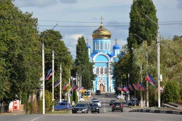Центральная улица Данкова и Храм Тихвинской иконы Богоматери. Фото Степана Ратникова https://stepanratnikov.ru/blog/geography/dankov/