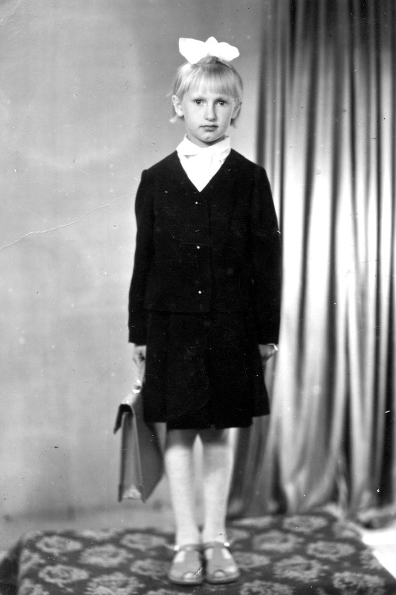 Первоклашка. Нет ни форменного платья, ни фартука.  Семейный архив. 1967 год.