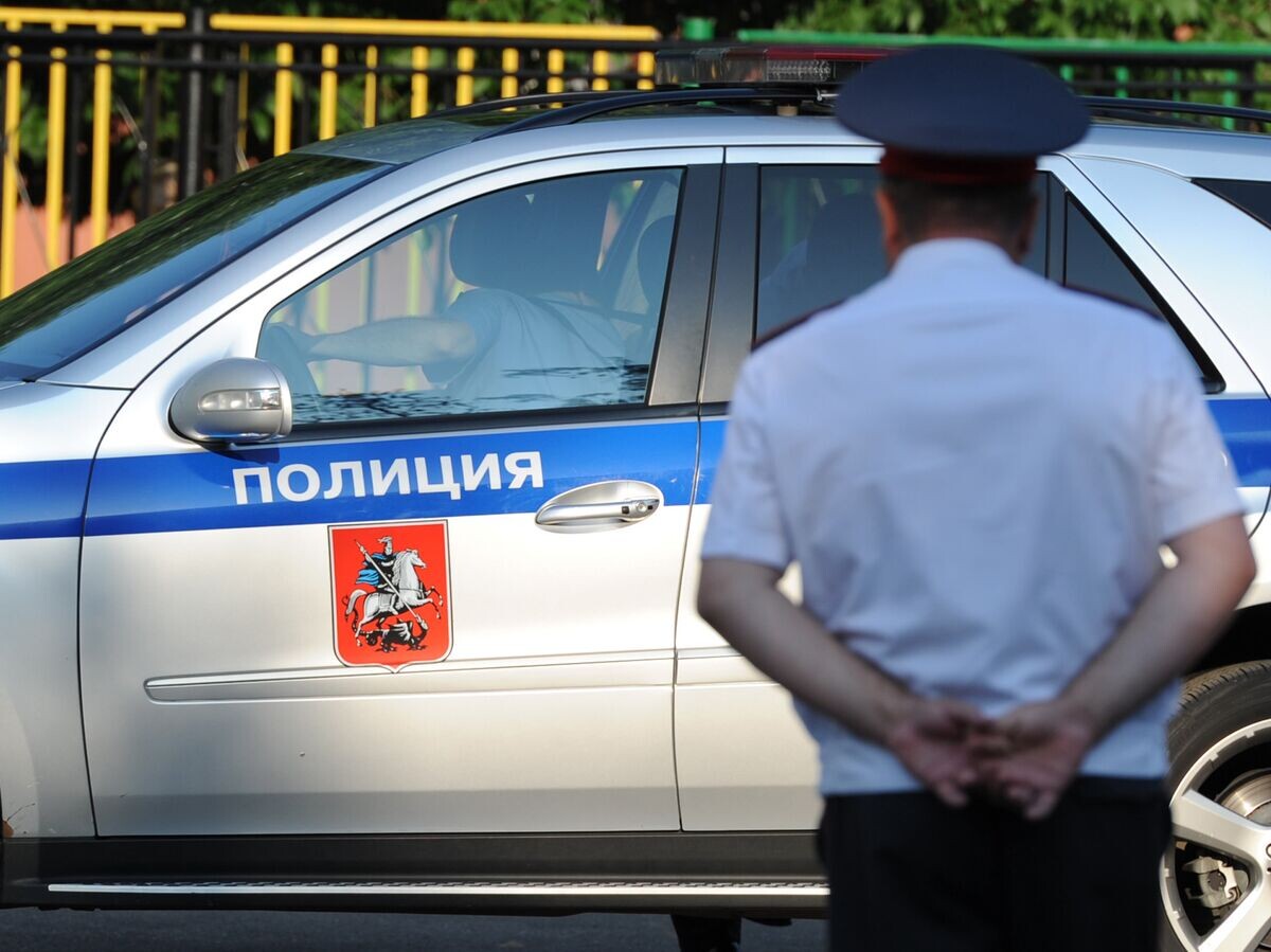   Полицейский автомобиль и сотрудник полиции | © РИА Новости / Алексей Филиппов