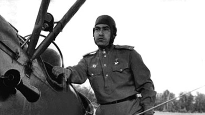 Алексей Маресьев рядом со своим самолетом.