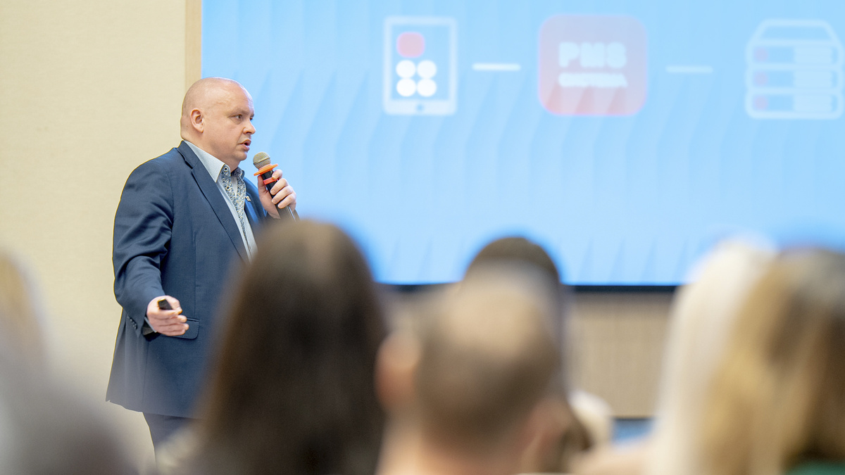 Дмитрий Сотников выступает перед представителями гостиничного бизнеса