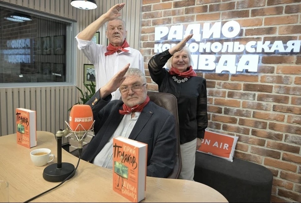    Писатель Юрий Поляков с журналистами «КП» Любовью Моисеевой и Александром Гамовым Михаил ФРОЛОВ