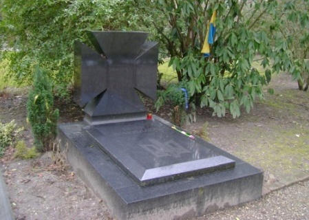    «Украина возвращает свои героев» — останки деятелей ОУН Мельника и Коновальца