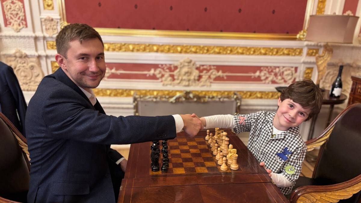    Именитый гроссмейстер Сергей Карякин сыграл блиц-партию с одним из самых юных участников Кубка особой экономической зоны «Технополис Москва» Александром Цветковым / Фото: Василиса Чернявская / Вечерняя Москва