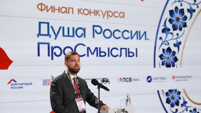    Студенческий проект 2026 года, показывающий инновации в области смарт-материалов с использованием традиционного искусства Гжель.