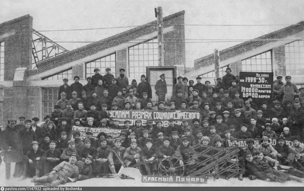 Рабочие кузнечного цеха завода «Красный пахарь» треста «Сибсельмаш». 1929 г.