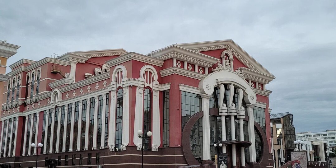 Заповедник архитектуры девяностых. И это не Москва. Фото до и после.