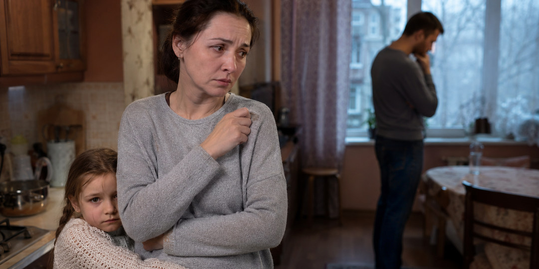 "Я не обязан любить твоего ребёнка", - бросил муж. А через неделю сам просил не подавать на развод