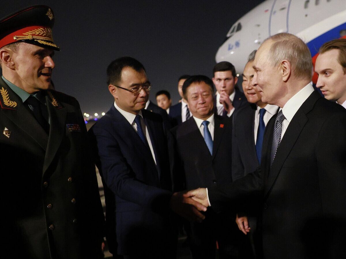    Президент РФ Владимир Путин в аэропорту Пекина | © POOL