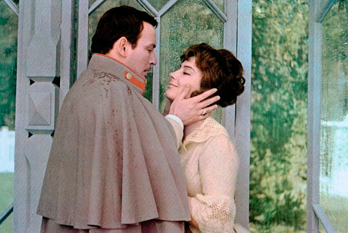 Кадр из фильма «Анна Каренина» 1967 год. Анна и Вронский на даче в Петергофе. 