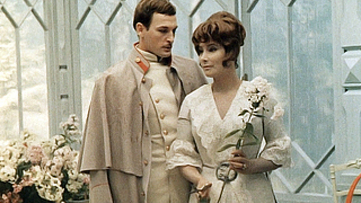 Кадр из фильма «Анна Каренина» 1967 год. Анна и Алексей Вронский в Петергофе. 