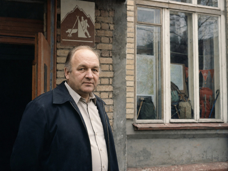     Сливко годами входил в детский клуб как наставник, а выходил из него уже с новой тайной. Коллаж: генерация ChatGPT