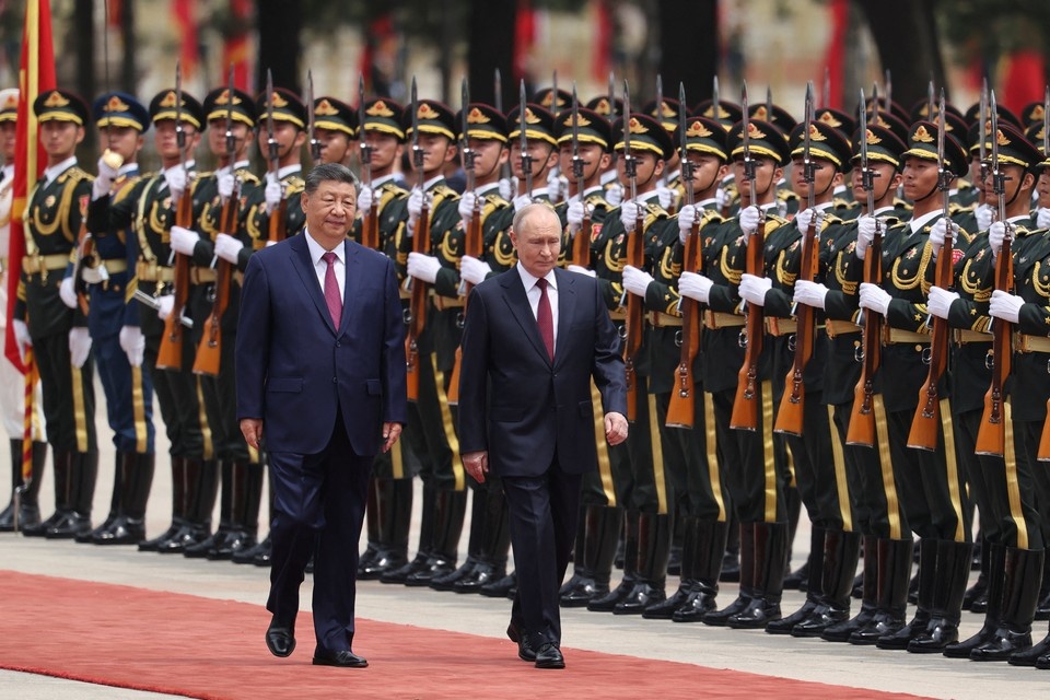    Владимир Путин и Си Цзиньпин у Дворца Народных собраний 20 мая REUTERS