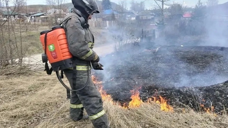 Один лесной пожар продолжают тушить в Иркутской области