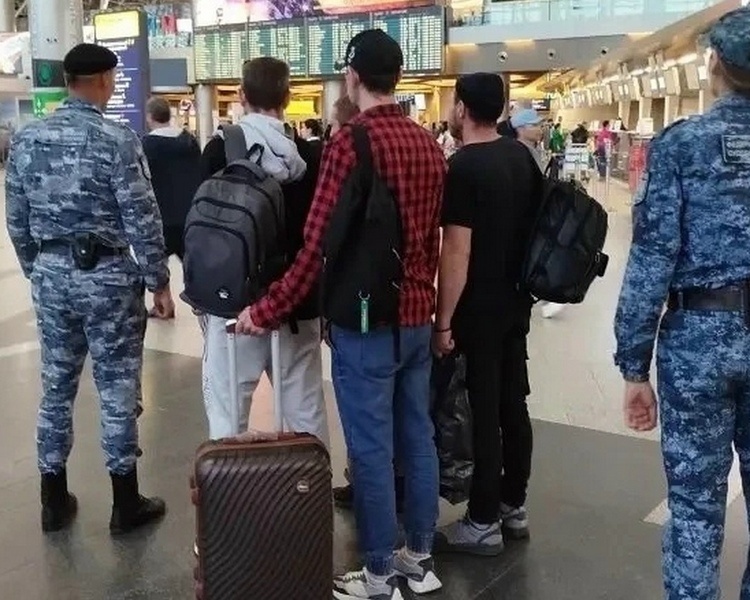    Курские приставы выдворили четверых граждан Казахстана