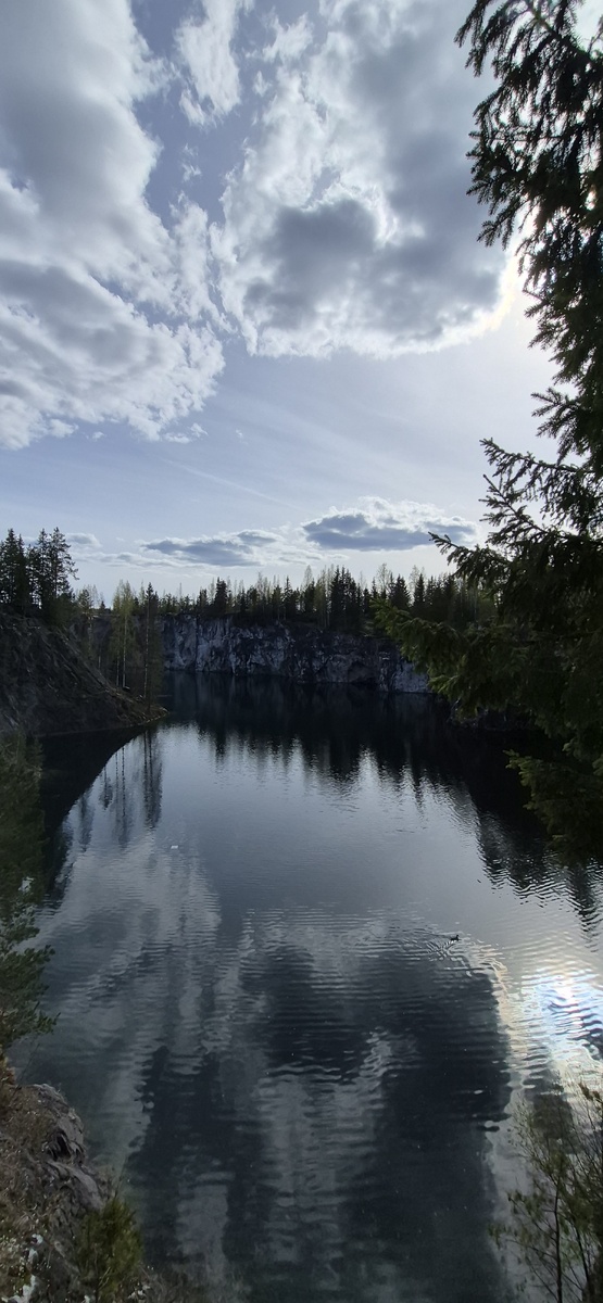 Каньон заполнен грунтовыми водами. 