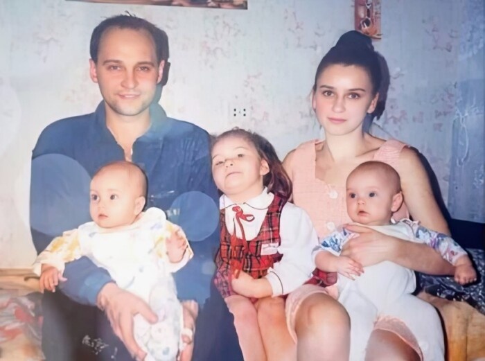    Детские годы: Дина и Арина с родителями.