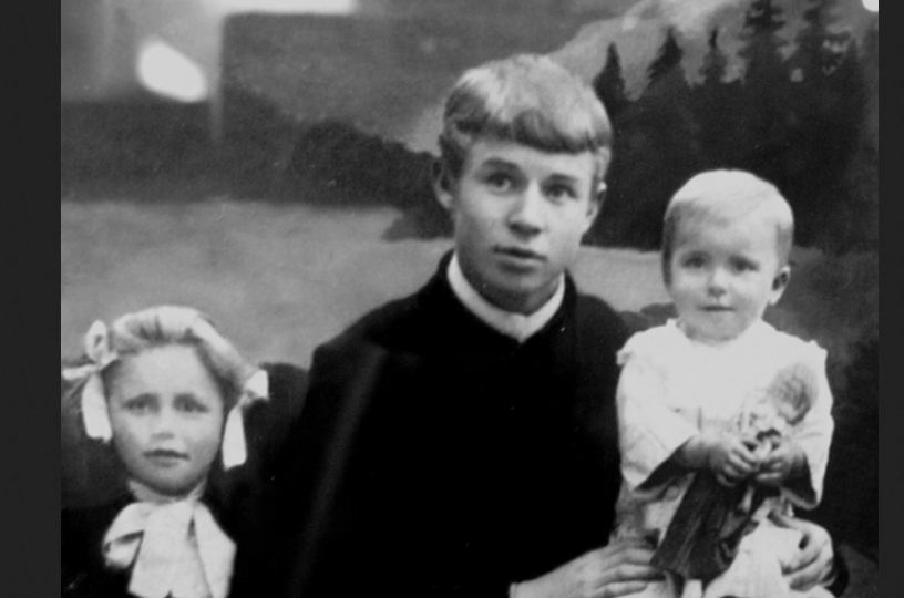 Сергей Есенин с детьми Таней и Костей. Фото из открытого источника в Яндексе