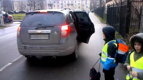 В этом материале — вся правда о парковке на тротуарах и обочинах в 2026 году. Разберем законы, камеры, лазейки (их почти нет) и коварные нюансы, за которые вас точно оштрафуют.

Поехали! 