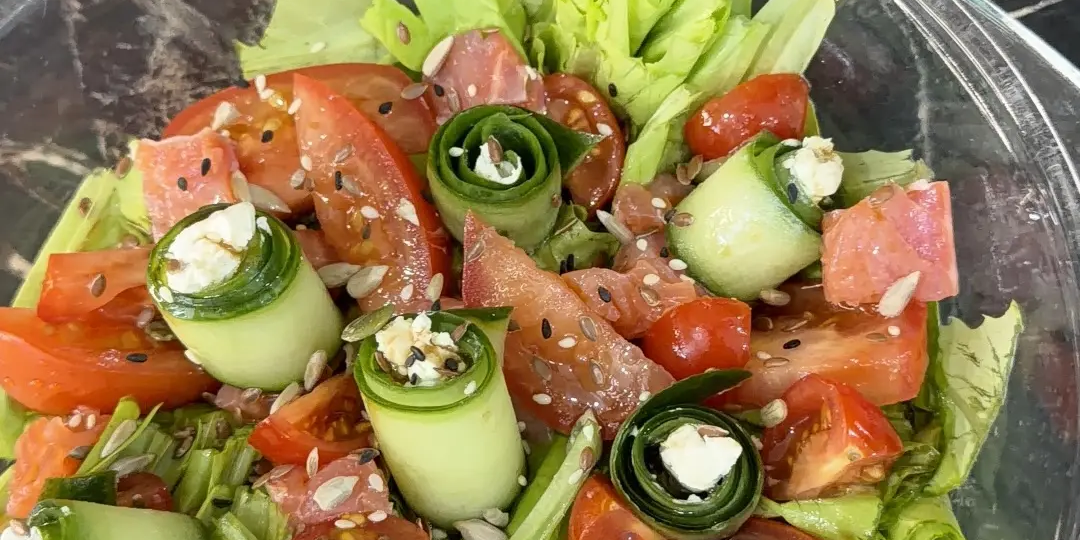 Нежный салат с красной рыбой и помидорами