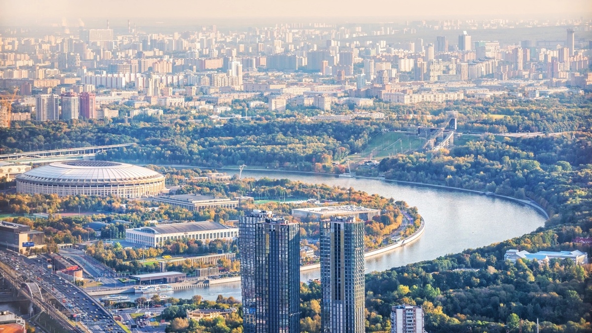 Красивый вид на столицу со смотровой площадки в "Москва-Сити", 2025. Фото отсюда: https://mag.russpass.ru