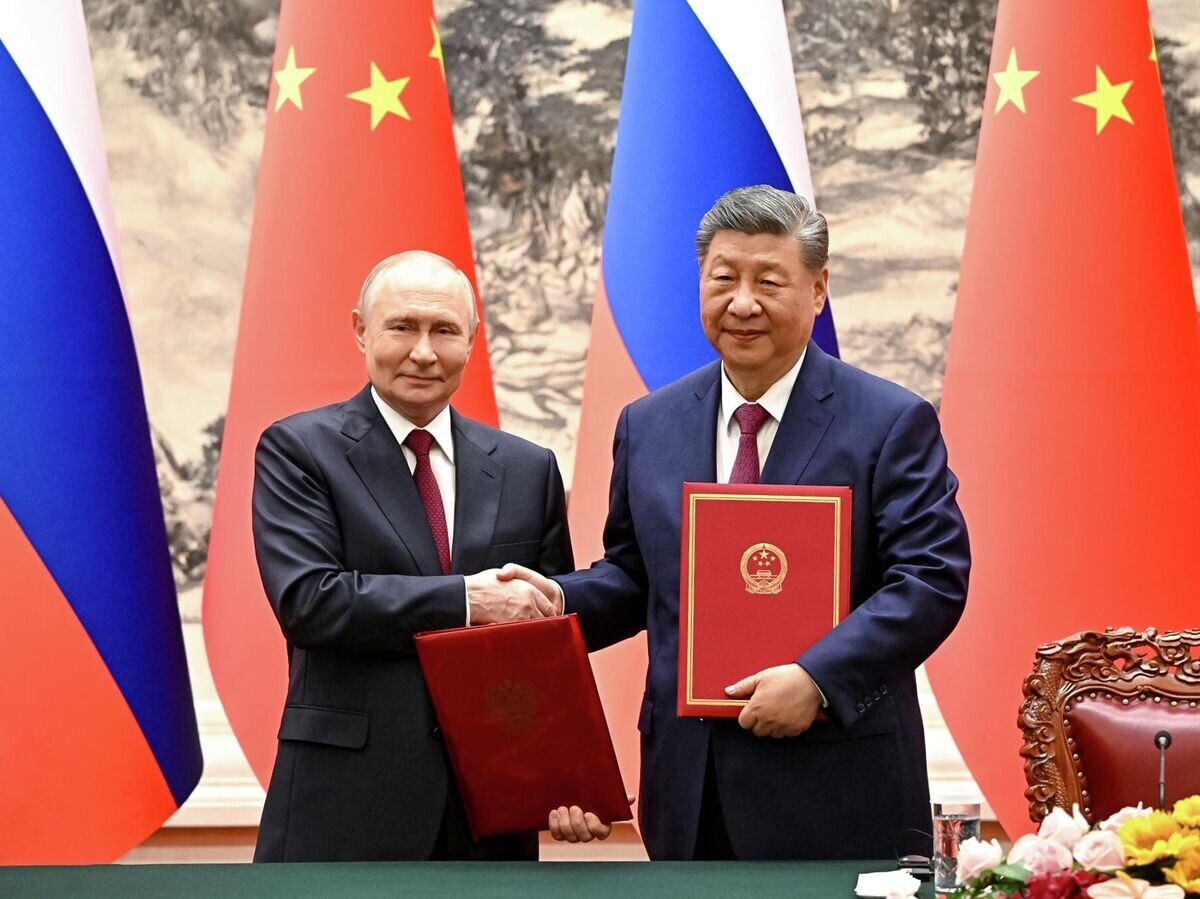    Президент России Владимир Путин и председатель КНР Си Цзиньпин в Доме народных собраний в Пекине во время церемонии подписания документов о сотрудничестве | © РИА Новости / Кристина Соловьёва