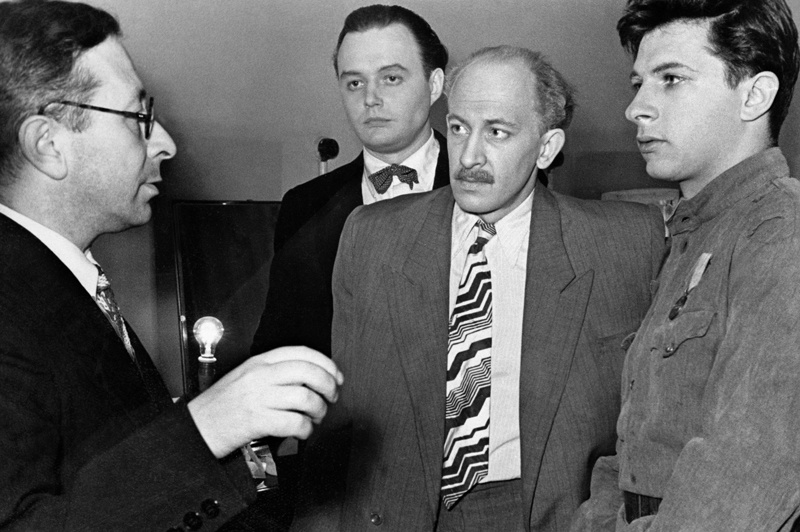 Виталий Виленкин, Геннадий Печников, Евгений Евстигнеев, Игорь Кваша за кулисами в период выпуска спектакля «Вечно живые», 1956 / Фото Владимира Перельмана