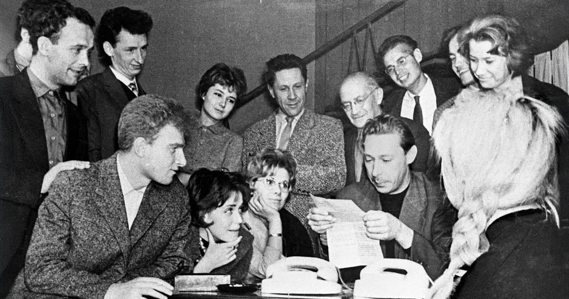  Олег Ефремов и артисты — участники спектакля «Четвертый» на репетиции, 1961. Слева направо, в нижнем ряду: Виктор Тульчинский, Марина Добровольская, Ольга Станицына, Олег Ефремов; в верхнем ряду: Владлен Паулус, Геннадий Ялович, Татьяна Лаврова, Всеволод Давыдов, Иосиф Либготт, Анатолий Адоскин, Владимир Земляникин.
Фотографии предоставлены пресс-службой театра 