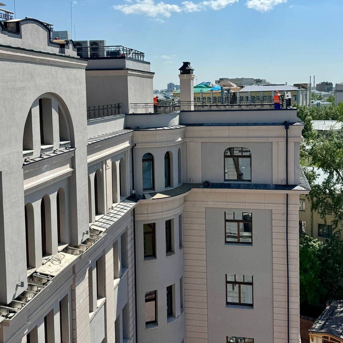 Дом ввели в эксплуатацию, сейчас доводят до ума фасад и летом будут передавать ключи собственникам