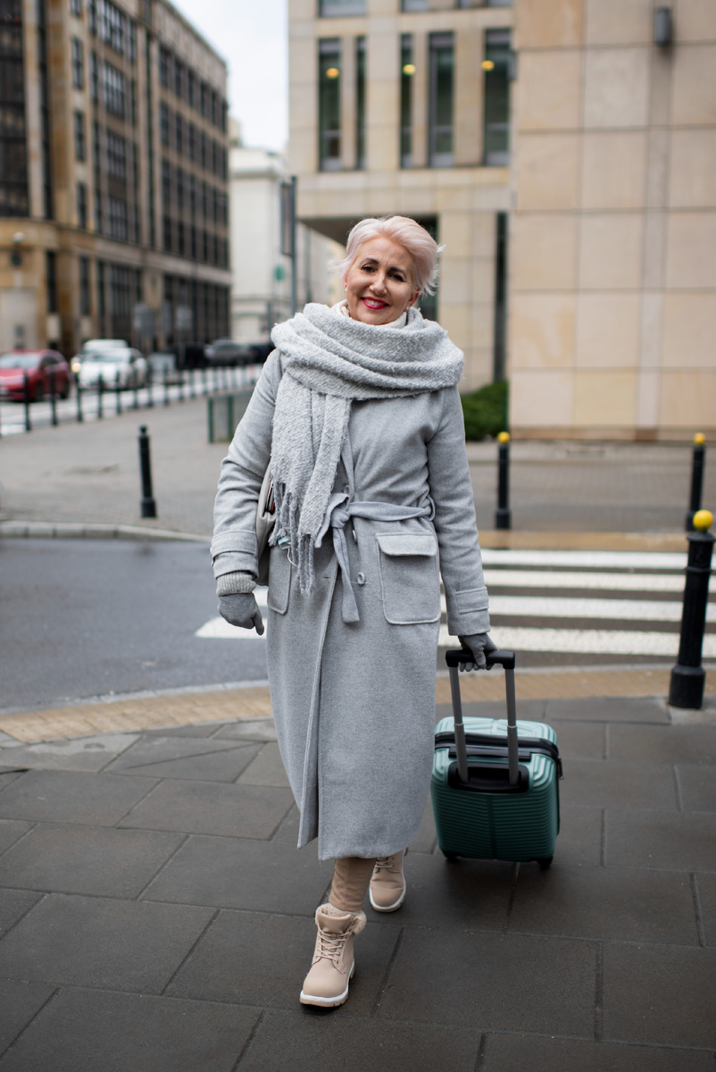 https://www.magnific.com/ru/free-photo/senior-person-traveling-alone_23991960.htm#fromView=search&page=1&position=18&uuid=5bb34d3e-92be-4beb-b14f-b06b9e695592&query=%D0%BE%D1%81%D0%B5%D0%BD%D1%8C+%D0%B6%D0%B5%D0%BD%D1%89%D0%B8%D0%BD%D0%B0+50+%D0%BB%D0%B5%D1%82+%D0%B2+%D0%BF%D0%B0%D0%BB%D1%8C%D1%82%D0%BE+%D1%81+%D1%87%D0%B5%D0%BC%D0%BE%D0%B4%D0%B0%D0%BD%D0%BE%D0%BC+%D0%B2%D0%B8%D0%B4+%D1%81%D0%BE+%D1%81%D0%BF%D0%B8%D0%BD%D1%8B