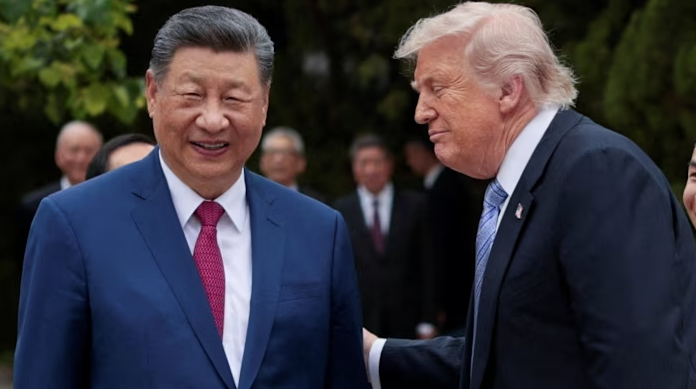 Си Цзиньпин (слева) и Дональд Трамп в Пекине во время саммита на прошлой неделе © Evan Vucci/Reuters