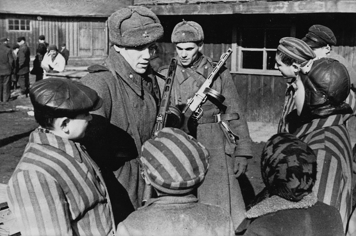 Советские солдаты общаются с детьми освобожденными из Освенцима