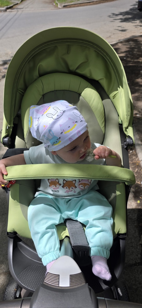 Пробует одуванчик 🌼 обратите внимание на милую повязку на Катиной головушке. Уговорила её покрасоваться полчасика))). Потом девчонка всё равно косынку скинула 🤪