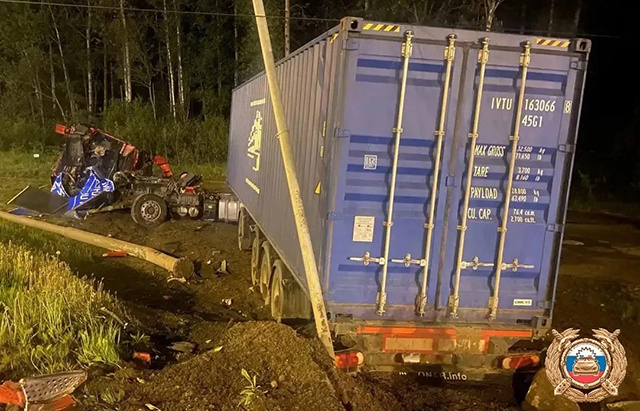 На трассе М-10 под Тверью столкнулись два грузовика