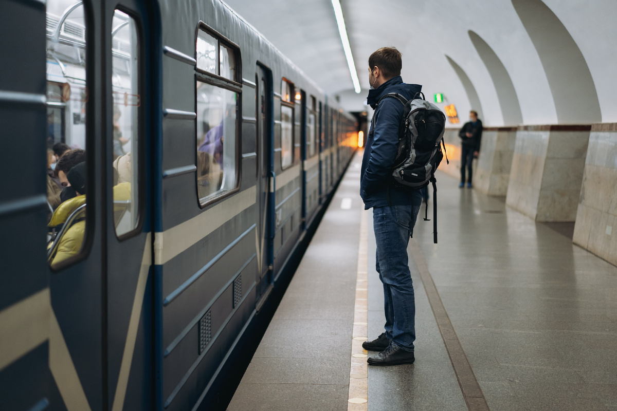 Мужчина в метро Санкт-Петербурга. Источник: Shutterstock, Yulia Raneva