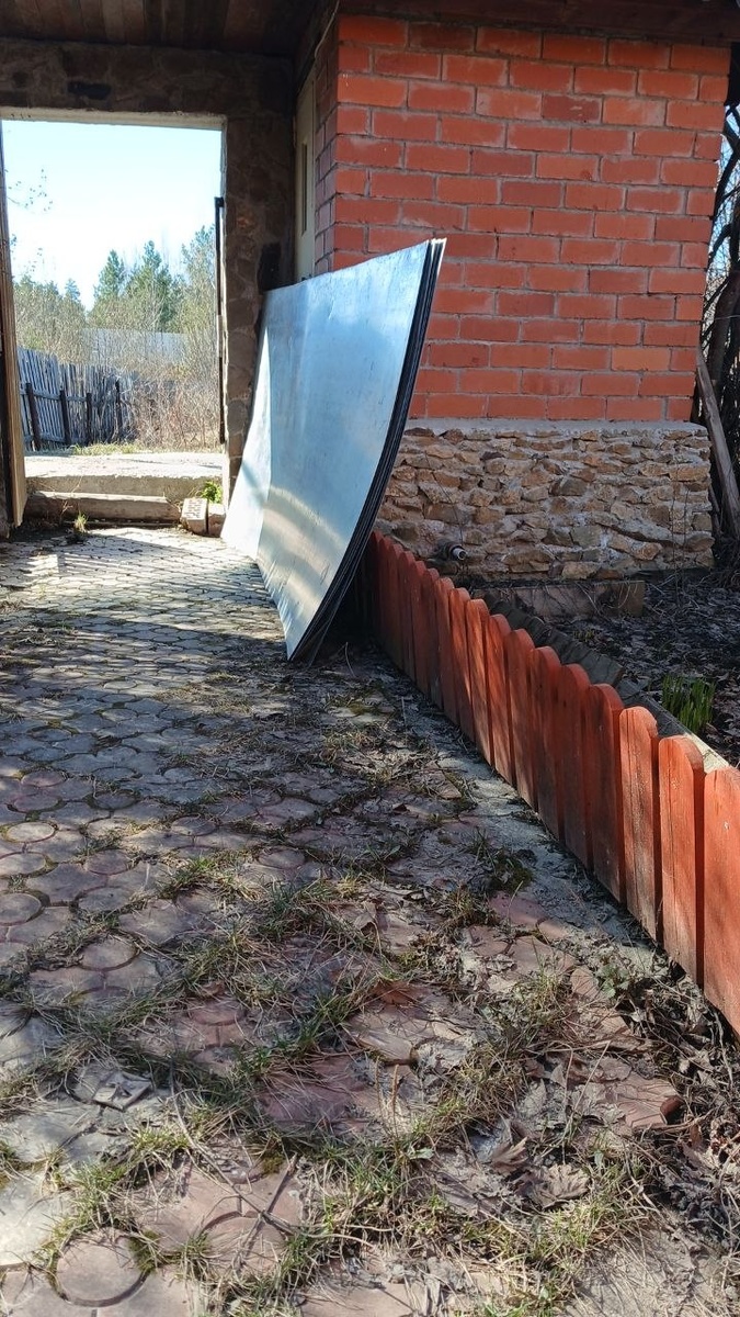 Сперва мы выносили листы из места их хранения поближе к выходу с участка, потом уже грузили в машину.