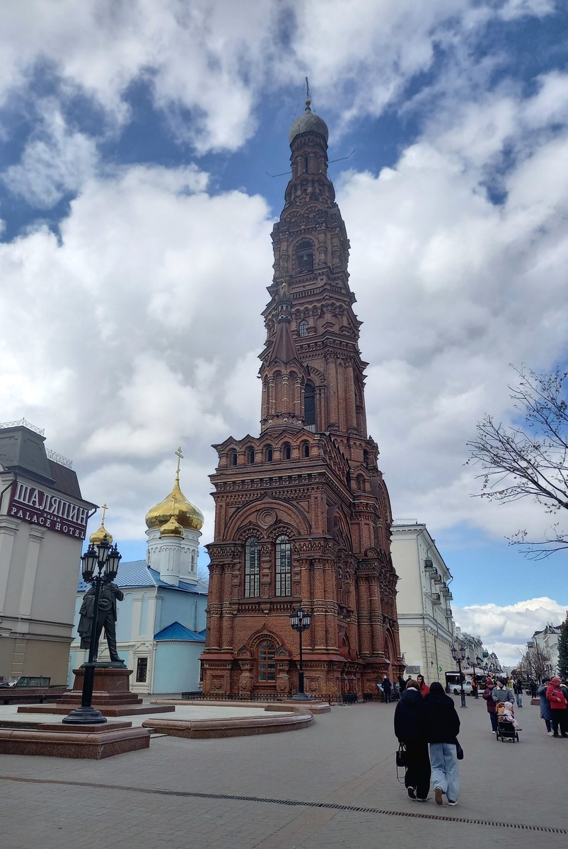 Колокольня Богоявленского собора в Казани, расположенная на пешеходной улице Баумана. Она была построена в конце XIX века (1893–1897 годы).