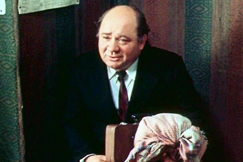    Евгений Леонов сыграл в фильме «Старший сын» (1975) роль Андрея Григорьевича Сарафанова — музыканта-кларнетиста, отца-одиночку, воспитавшего двоих детей. Кадр